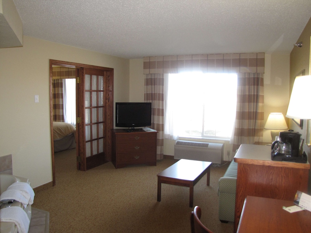 Country Inn & Suites by Radisson, West Bend, WI