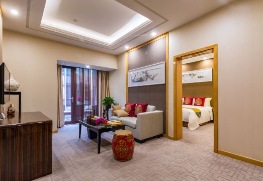 윤-젠 로터스 호텔 연화지 공원 연결통로