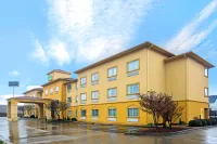 La Quinta Inn & Suites by Wyndham Fort Smith - parking