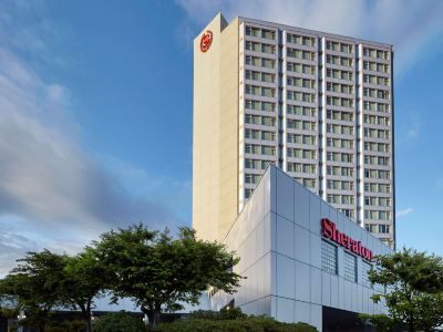 Sheraton Vancouver Guildford Hotel