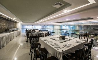 a large dining room with numerous tables and chairs arranged for a group of people to enjoy a meal together at Four Points by Sheraton Veracruz
