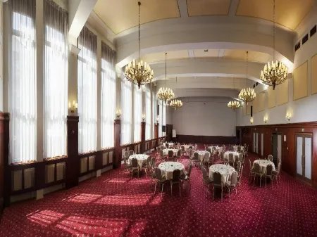 Grand Hotel International - Czech Leading Hotels Отели рядом с достопримечательностью «Зеркальный лабиринт»