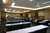 ยูโรเทล มากาตี - ธุรกิจ