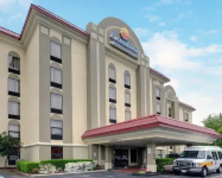 Comfort Inn & Suites Airport Hotels in 
