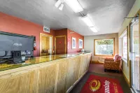 Econo Lodge Inn & Suites