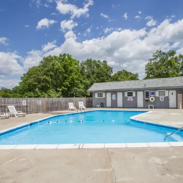 Econo Lodge Inn & Suites Airport