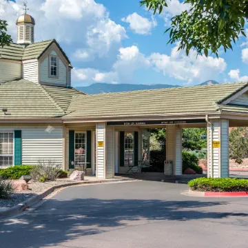 Quality Inn & Suites Garden of the Gods Отели рядом с достопримечательностью «Парк Коттонвуд Крик»