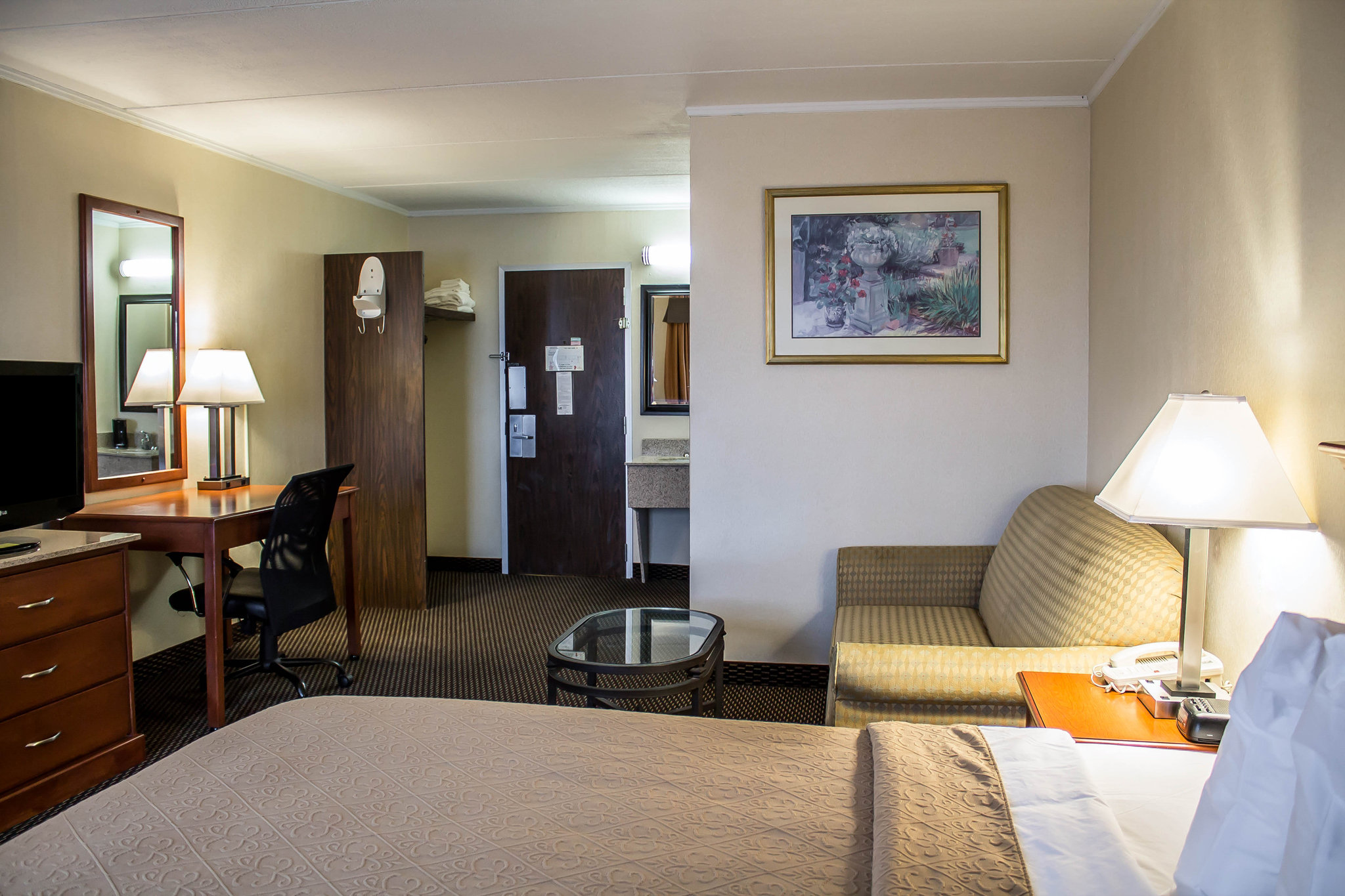 Quality Inn & Suites North Youngstown Area