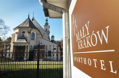 Mały Kraków Aparthotel Отели рядом с достопримечательностью «Флорианские ворота в Кракове»