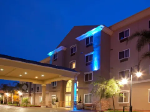Holiday Inn Express LOS ANGELES - LAX AIRPORT by IHG Hotels near Loyola Marymount University