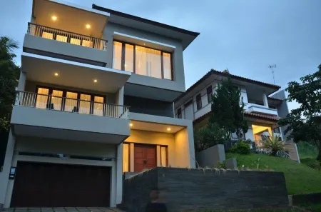 Jasmine Cozy Villa 3 Bedrooms with a Private Swimming Pool Отели рядом с достопримечательностью «Wot Batu»