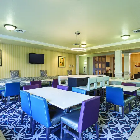 La Quinta Inn & Suites by Wyndham Bowling Green