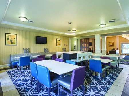 La Quinta Inn & Suites by Wyndham Bowling Green