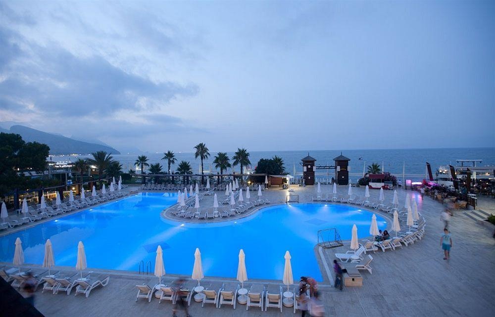 Crystal Flora Beach Resort – All Inclusive
