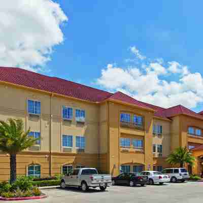 La Quinta Inn & Suites by Wyndham Port Arthur Hotel Exterior