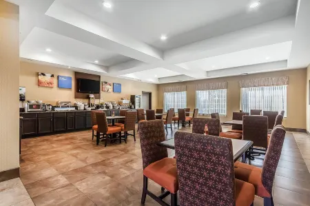 Comfort Inn & Suites Near Bethel College Отели в г. Ньютон