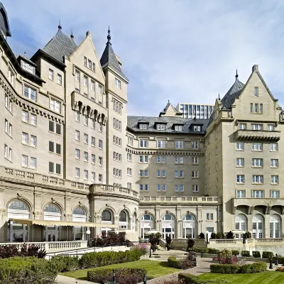 Fairmont Hotel Macdonald Отели рядом с достопримечательностью «Арена «Роджерс Плэйс»»