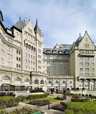 Fairmont Hotel Macdonald Отели рядом с достопримечательностью «Университет Альберты»