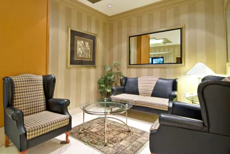 Holiday Inn Express Vancouver Airport-Richmond Отели рядом с достопримечательностью «City Centre Community Centre»