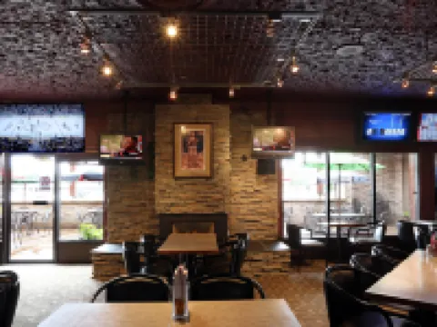 ディビヤスートラプラザアンドコンフェレンスセンター、ヴァーノン、BC バーノンのホテル