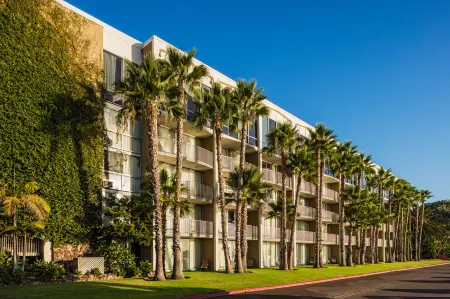 Bahia Resort Hotel Отели рядом с достопримечательностью «Ошен Дискавери Институт»