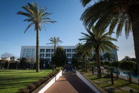 Azoris Royal Garden – Leisure & Conference Hotel Отели рядом с достопримечательностью «Nucleo de Santa Bárbara do Museu Carlos Machado»