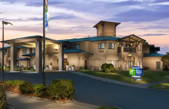 阿克塔/尤里卡機場智選假日套房酒店