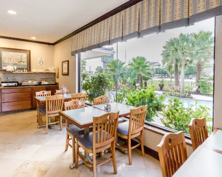 Quality Inn and Suites Seabrook - NASA - Kemah Отели в г. Сибрук