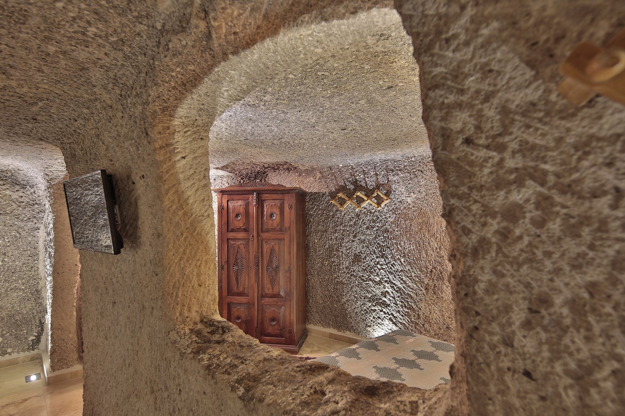 Shoestring Cave House