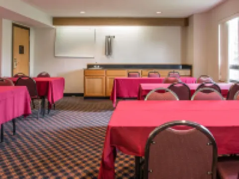 Days Inn by Wyndham Flint / Bishop International Airport Hotels in Flint