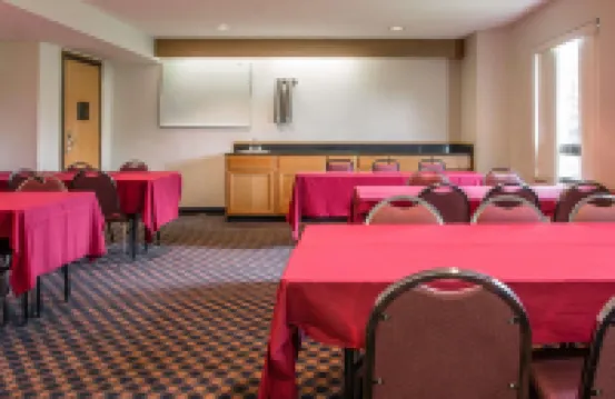 Days Inn by Wyndham Flint / Bishop International Airport