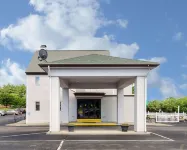 Residences at Solomon Pond Hotels in Marlborough