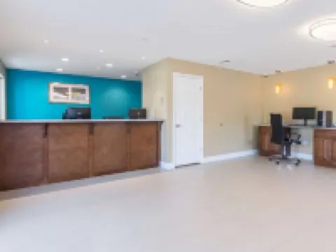 小石城北部河濱附近伊克諾套房酒店 北小石城酒店