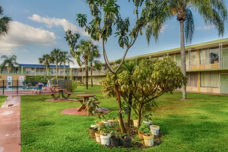 HomeTowne Studios Vero Beach - I-95