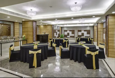 Kenilworth Hotel, Kolkata Отели рядом с достопримечательностью «Кладбище Юг Парк стрит»