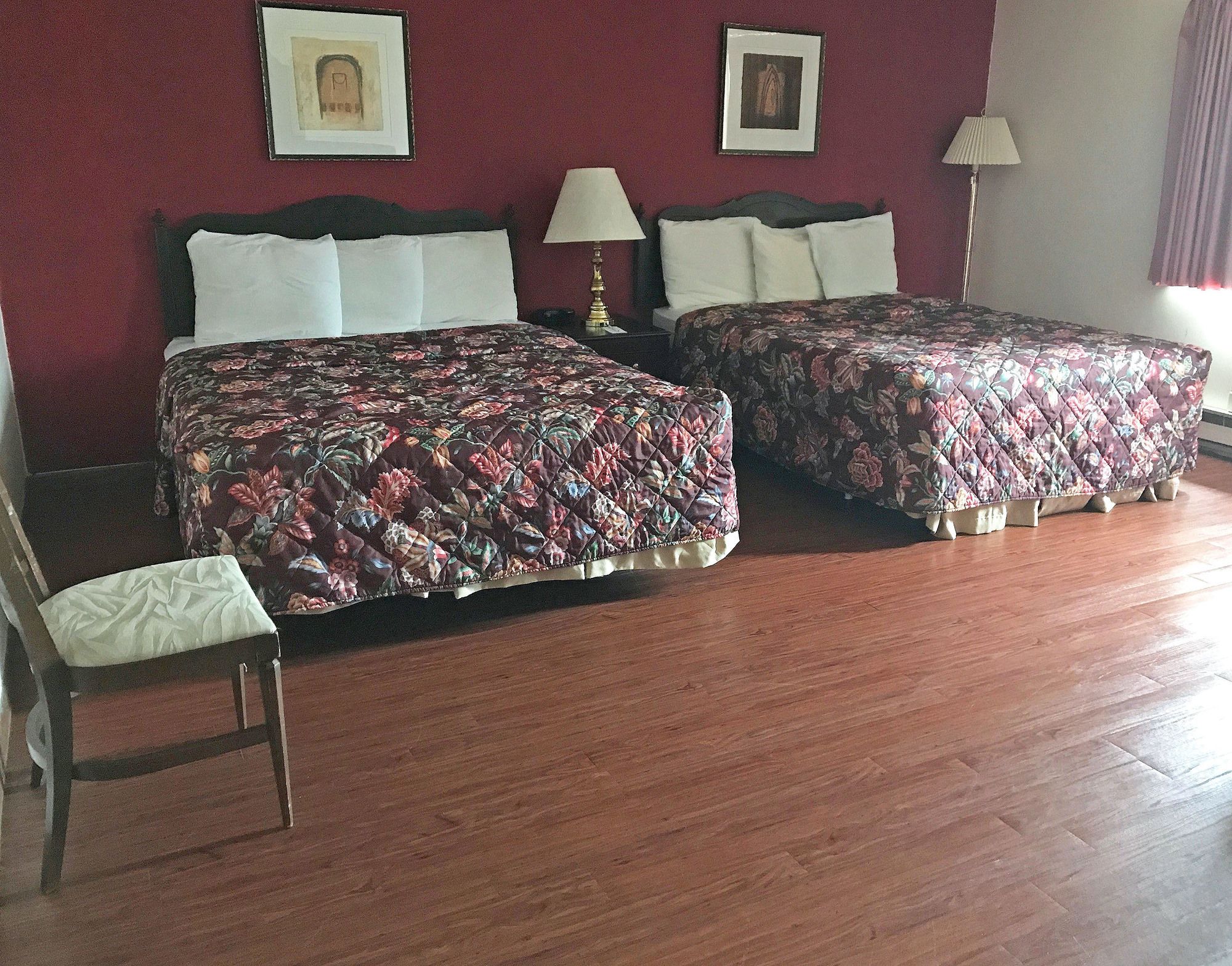 Econo Lodge Inn & Suites