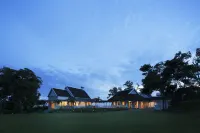 Strawberry Hill - bar