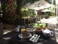 Hôtel le Petit Castel Hotels in Антіб