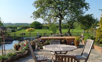 Woodleys Farmhouse - Housity