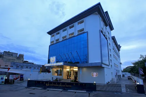 Goutham Grand Hotel فنادق في Tenali