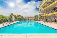 Super 8 by Wyndham Metairie Hotel a Elmwood