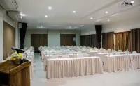 Thanawong Pool Villa Hotels in Amphoe Si Samrong