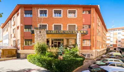 Hotel Isabel de Segura فنادق في La Puebla de Valverde
