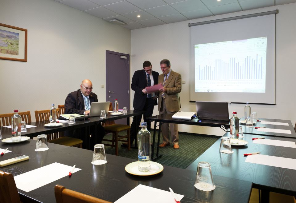 1. 이비스 샤를루아..