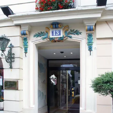 HOTEL MINERVE Отели рядом с достопримечательностью «Дворец Conciergerie»