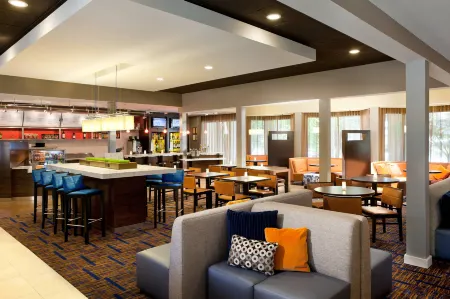 Courtyard Pleasanton Отели рядом с достопримечательностью «Click Art Museum»