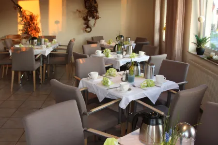 Hotel Wustermark Отели в г. Бризеланг