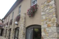 Hôtel Restaurant la Crèche et sa Piscine intérieure - Logis Hôtels فنادق في La Chomette