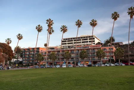 La Jolla Cove Suites Отели рядом с достопримечательностью «Библиотека Гейзел»