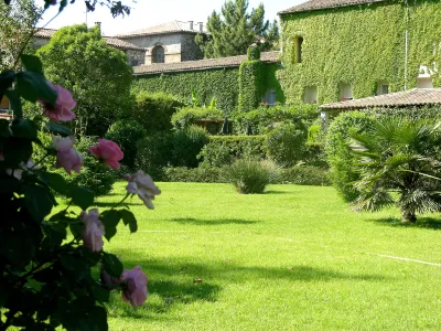 Logis Hôtel Restaurant les Norias Hotels in Rogues